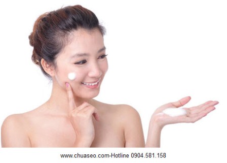 Dùng kem chống nắng thường xuyên sẽ làm giảm vết thâm đáng kể